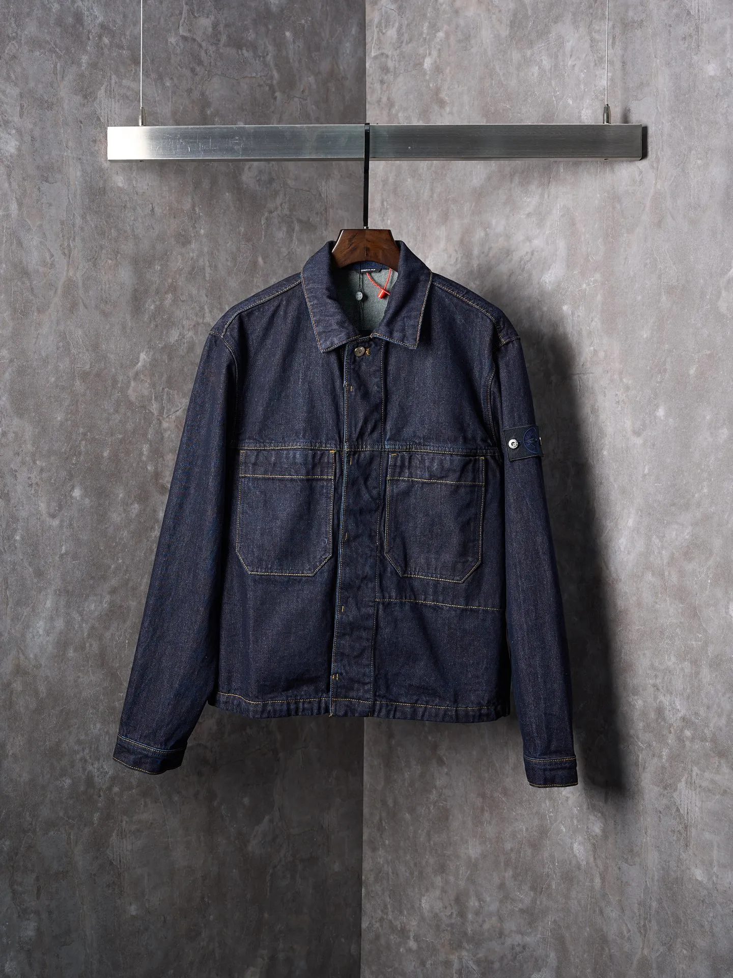 P510 Actual auction】Stonesland/Stone Island Badge Denim Jacket [Ready Stock] S M L Highlight the imprint of the brand. Simple lines outline neat silhouettes to outline a casual and free style. Workwear genes are infused with luxury DNA. Simple charm and versatile charm. Imported machine embroidery technology is used. Advanced computer control systems and sophisticated mechanical components are used to realize the Stonesland badge embroidery operation. High precision. The lines are smooth and delicate. The whole garment is washed with medium-high filtration. Use a special solution to remove stains and slight fading. Then use a strong washing method to fade the color and make it more uniform. The whole piece of clothing is stitched together using a clip-on machine. The clip-on machine can control the distance between the two needles by changing the needle position, achieving seamless splicing, smoothness, neatness, and a loose fit.